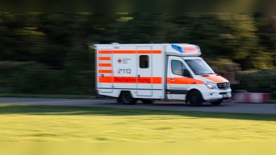 Ein Rettungswagen fährt zu einem Einsatz. (Foto: Fernando Gutierrez-Juarez/dpa-Zentralbild/ZB/Symbolbild)