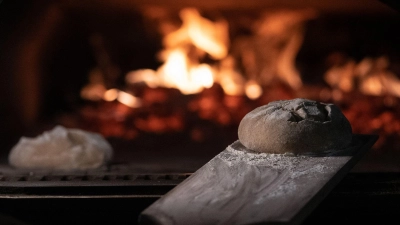 Zwei Brotteige liegen in einem Feuerofen einer Bäckerei. (Foto: Swen Pförtner/dpa/Symbolbild)