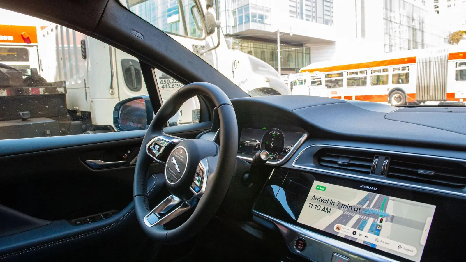 Waymo-Robotaxis machen mehr als 250.000 Fahrten mit Passagieren pro Woche. (Archivbild) (Foto: Andrej Sokolow/dpa)