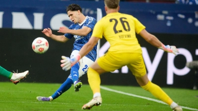 Der starke Schalker El-Faouzi scheitert knapp. (Foto: Bernd Thissen/dpa)