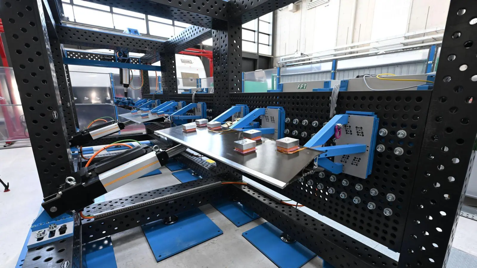 Bis zu drei Steuerflächen können gleichzeitig getestet werden. (Foto: Carmen Jaspersen/dpa)