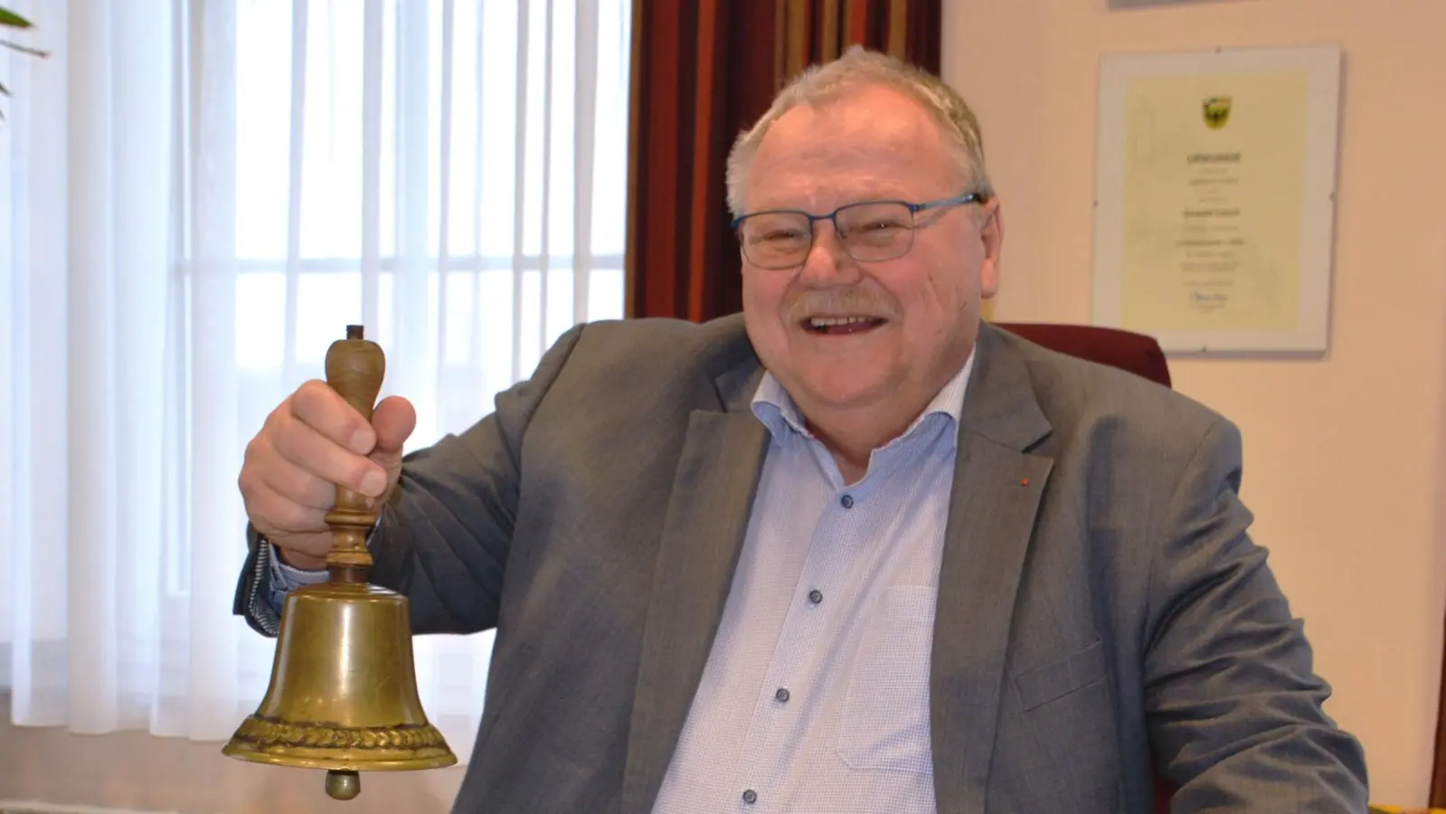 Die Ausschellerglocke ist am Schreibtisch von Bürgermeister Oswald Czech, dessen vierte Amtszeit noch bis Ende April läuft. (Foto: Peter Tippl)