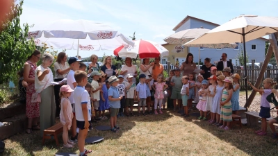 Beim Jubiläum wurde auch ein fränkisches Lied angestimmt. Geschrieben wurde es vom Kindergartenpersonal.  (Foto: Rainer Fritsch)