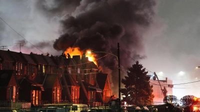 Ein kleines Flugzeug ist in einem belebten Gebiet der Stadt Philadelphia abgestürzt. (Foto: Matt Rourke/AP/dpa)