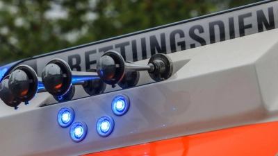 Ein anderer Verkehrsteilnehmer ruft schließlich den Rettungsdienst. (Symbolbild) (Foto: Oliver Berg/dpa)