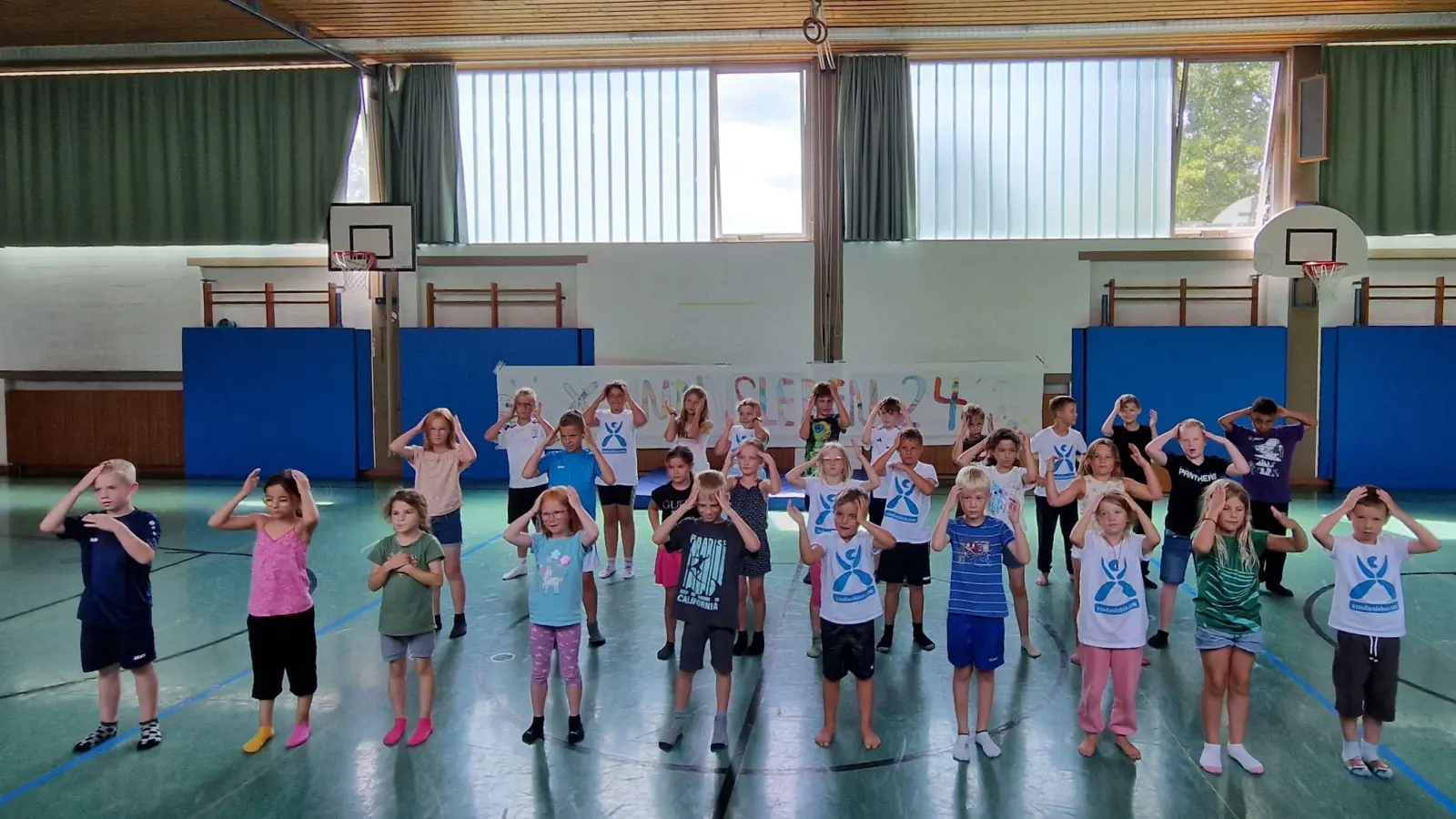 Jede Woche endete mit einer Abschlussfeier, bei der die teilnehmenden Mädchen und Jungen ihren Familien zeigten, was sie in den Tagen zuvor fleißig einstudiert hatten. (Foto: Jugendbüro Feuchtwangen/Jeanette Christ)