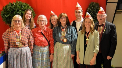 Die geehrten Mitglieder der Schopflocher Fastnachtsgesellschaft Medine (von links): Annett Ziegler, Marie Beiser, Heike Fischer, Laureen Lang, Andrea Rehn, Oliver Gehring, Michaela Hornberger und Werner Zobel. (Foto: Daniel Ganzer)