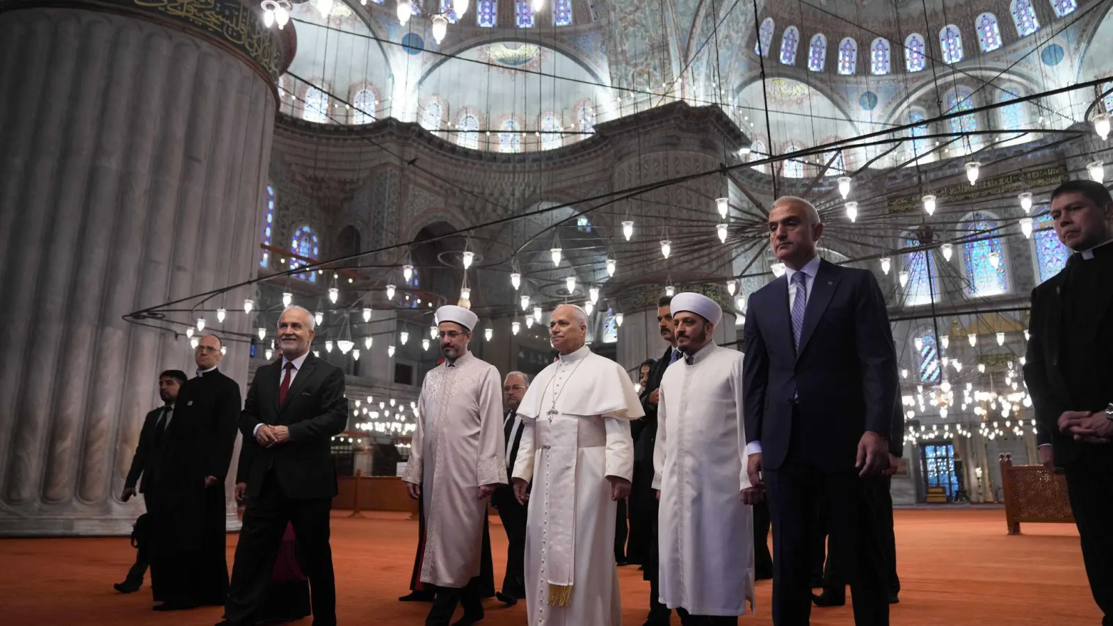 Der Papst besucht die Blaue Moschee in Istanbul - und will damit ein Zeichen für den interreligiösen Dialog setzen.  (Foto: Domenico Stinellis/AP/dpa)