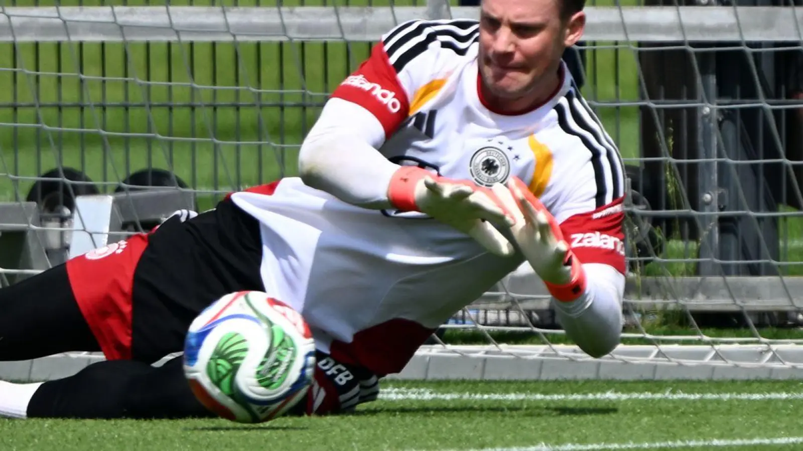 Manuel Neuer wird bei der Generalprobe vor der WM nicht im Tor stehen. (Archivbild)  (Foto: Federico Gambarini/dpa)