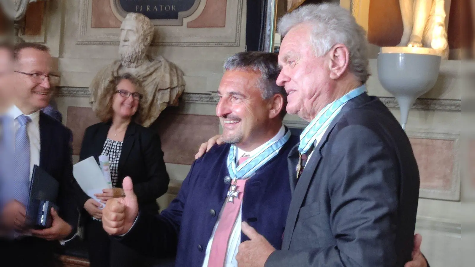 Ex-Rennrodler Georg Hackl (l) und Torwartlegende Sepp Maier stehen zusammen mit ihren frisch verliehenen Bayerischen Verdienstorden. (Foto: Annkathrin Stich/dpa)