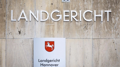Ein 49 Jahre alter Arzt steht in Hannover vor Gericht - er soll Patienten mit Medikamenten getötet und es in einem Fall versucht haben. (Symbolbild) (Foto: Moritz Frankenberg/dpa)
