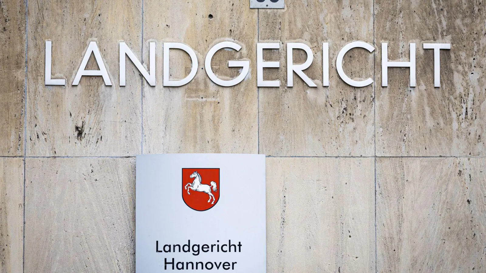 Ein 49 Jahre alter Arzt steht in Hannover vor Gericht - er soll Patienten mit Medikamenten getötet und es in einem Fall versucht haben. (Symbolbild) (Foto: Moritz Frankenberg/dpa)