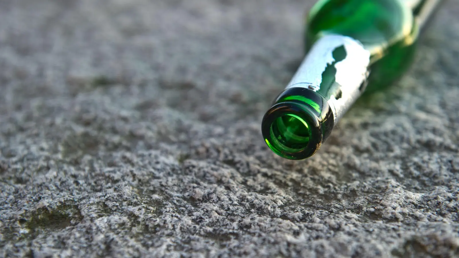 Zu Jahresbeginn verzichten viele auf Alkohol.  (Foto: Tobias Kleinschmidt/dpa/dpa-tmn)