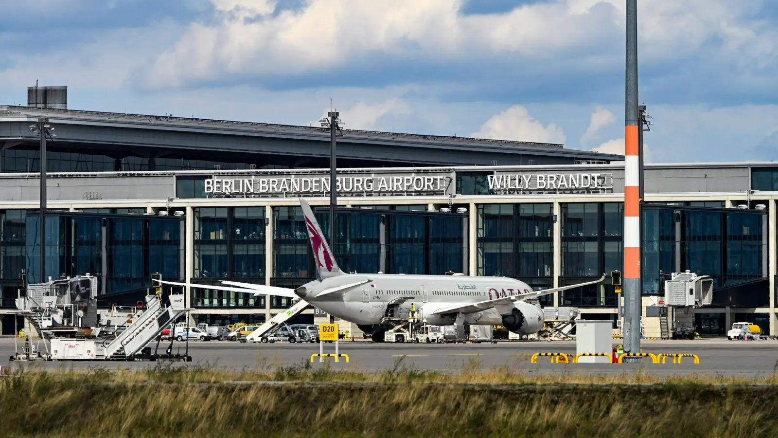 Nach einem Gefahrgut-Alarm ist Terminal 1 am BER geräumt worden. (Symbolbild) (Foto: Jens Kalaene/dpa)