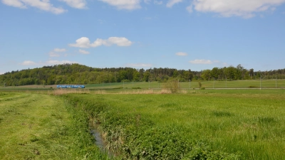 Mitten im Naturpark Frankenhöhe und einem Landschaftsschutzgebiet, begrenzt durch Bahnlinie und Fränkische Rezat, soll die Freiland-Photovoltaikanlage „Bürgersolar Mitteldachstetten“ entstehen. Der Gemeinderat sprach sich dagegen aus. (Foto: Peter Pickel)