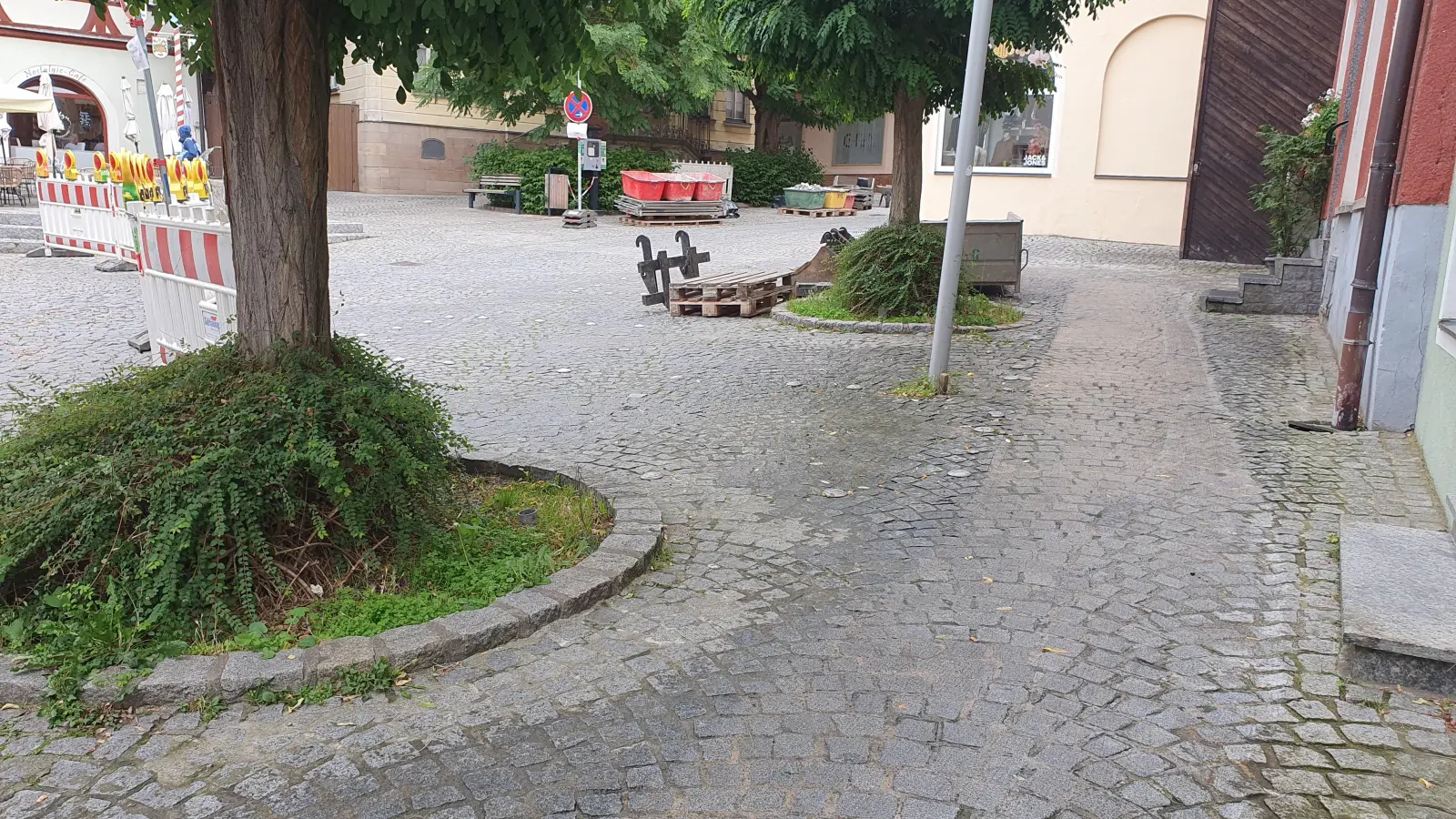 Ähnlich der provisorisch verlaufenden Trasse soll nun auch die gepflasterte Variante der barrierefreien Spur am Kornmarkt entlang in die Krämergasse führen. (Foto: Anna Franck)