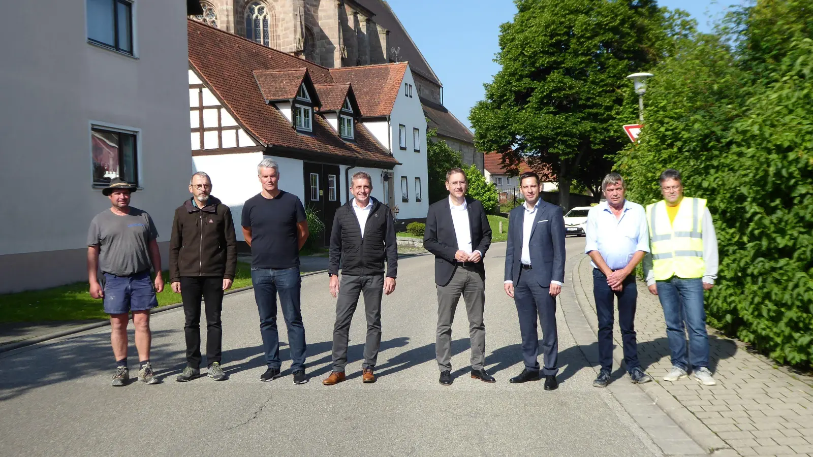 Verschafften sich vor Ort einen Eindruck: Bürgermeister Sven Waidmann, Landrat Dr. Jürgen Ludwig und Sachgebietsleiter Markus Kriegler (Dritter bis Fünfter von rechts) mit den Vertretern von Bauamt, KMB und der beauftragten Baufirma. (Foto: Walter Oberhäußer)