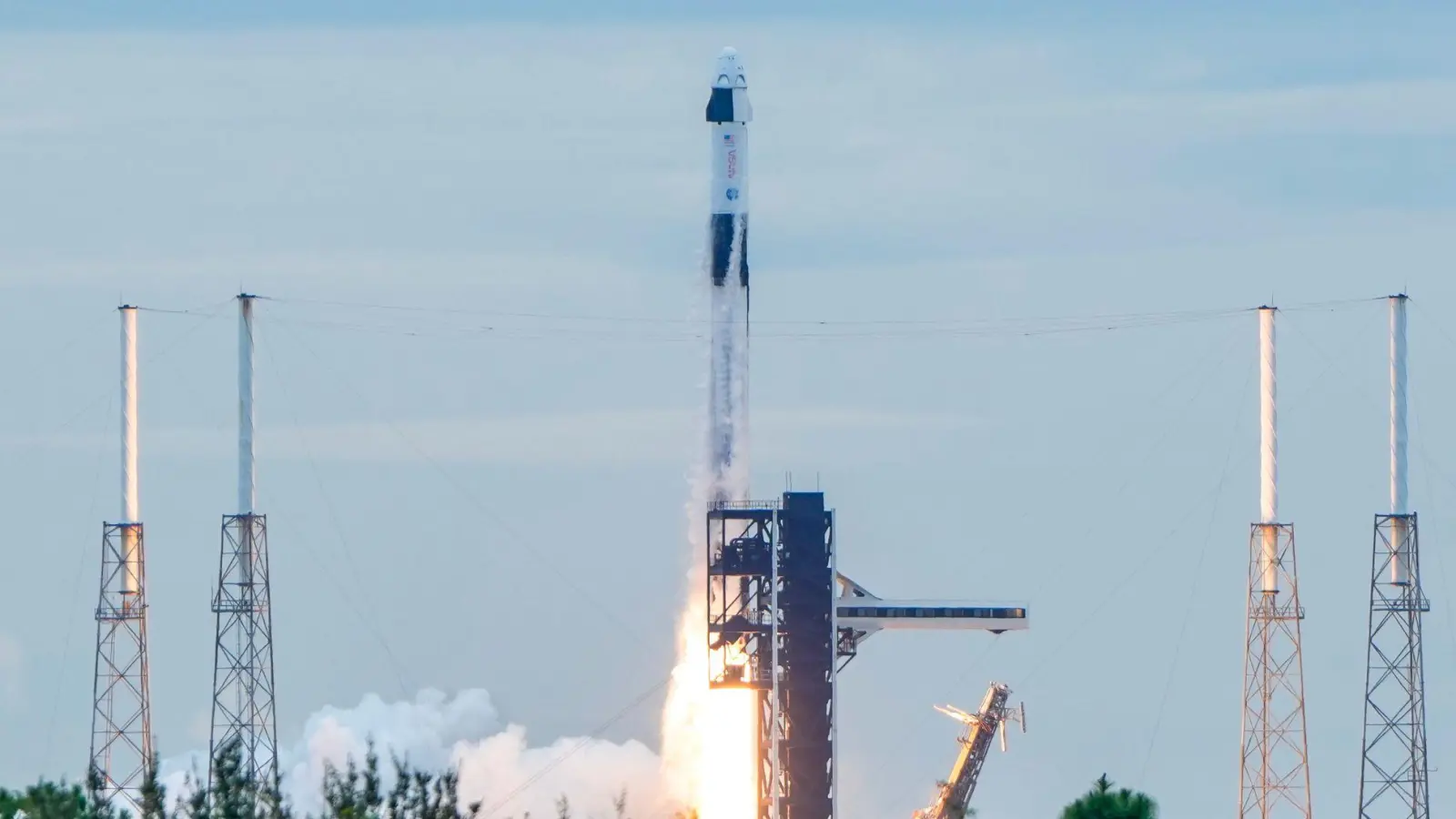 Die Astronauten brachen vom Weltraumbahnhof Cape Canaveral im US-Bundesstaat Florida zur ISS auf. (Foto: John Raoux/AP/dpa)