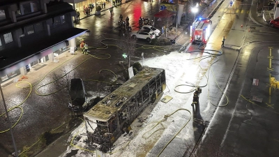 Der Bus brannte völlig aus. (Foto: --/KANTONSPOLIZEI FREIBURG/dpa)