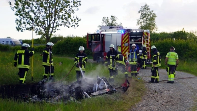 Der Sportwagen brennt neben der Autobahn aus. (Foto: Reinert/swd-medien /dpa)