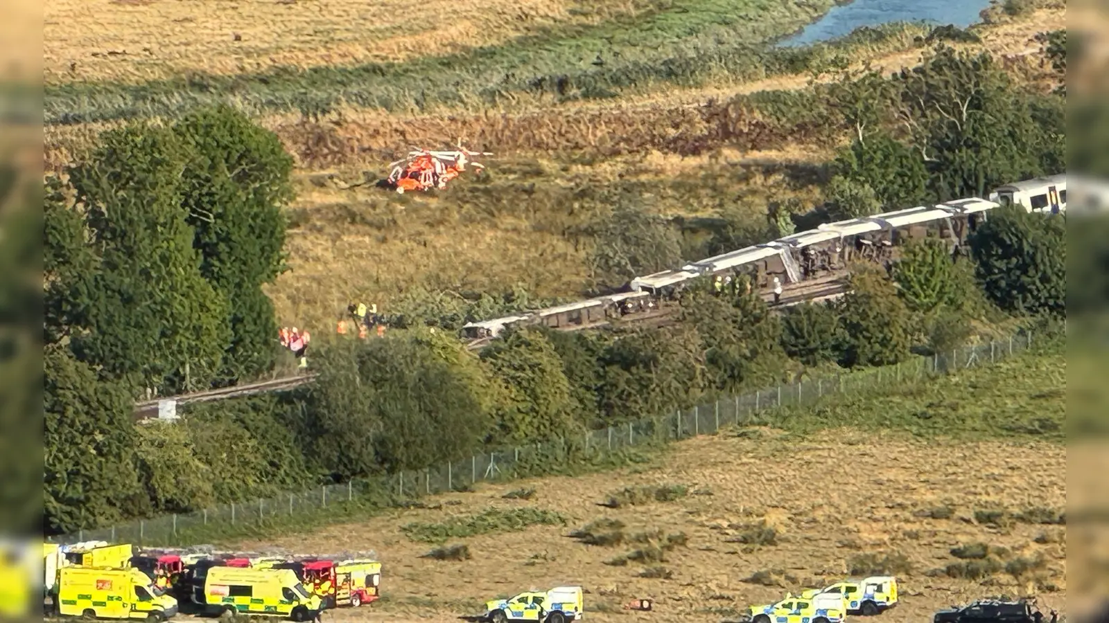 Auf Luftbildern ist zu sehen, wie Teile des Zuges auf der Seite liegen. (Foto: Pa/PA Wire/dpa)
