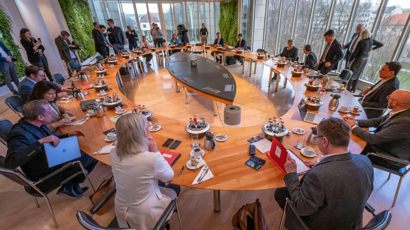 Die Minister und der Ministerpräsident sitzen zu Beginn der Sitzung des bayerischen Kabinetts gemeinsam am Tisch. (Foto: Peter Kneffel/dpa)