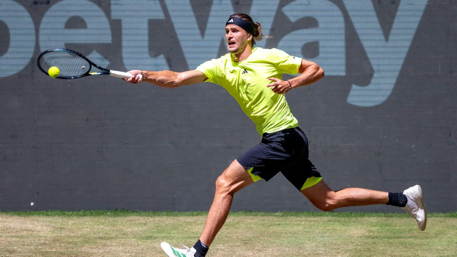 Alexander Zverev steht in Halle wieder im Halbfinale.  (Foto: David Inderlied/dpa)