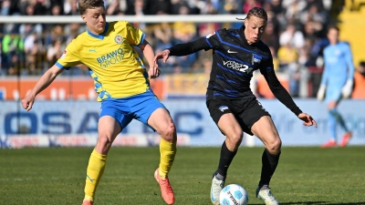 Nicht mehr Teil des Braunschweiger Kaders: Der finnische Nationalspieler Robert Ivanov (l). (Foto: Swen Pförtner/dpa)