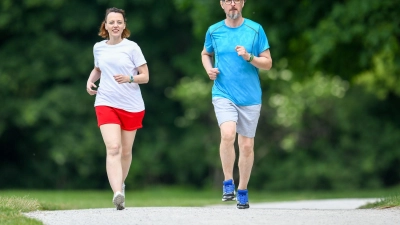 Damit die Motivation nicht nachlässt, helfen kleine Belohnungen für erreichte Trainingsziele. (Foto: Tobias Hase/dpa-tmn)