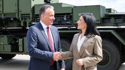 Bundeswirtschaftsministerin Katherina Reiche (CDU) hat den Rüstungshersteller Diehl Defence mit Geschäftsführer Helmut Rauch besucht.  (Foto: Daniel Löb/dpa)