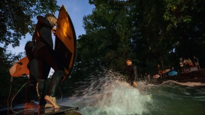 Eine spezielle Beleuchtung soll das Surfen bei Dunkelheit sicherer machen. (Archivbild) (Foto: Peter Kneffel/dpa)