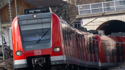 Ein Zug der Münchner S-Bahn fährt am Ostbahnhof ein. (Foto: Peter Kneffel/dpa)