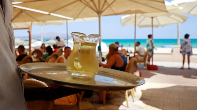 Anderes Land, anderes Rentenniveau: Wer im Ausland arbeitet, sichert sich unter Umständen auch dort Rentenansprüche. (Foto: Clara Margais/dpa/dpa-tmn)