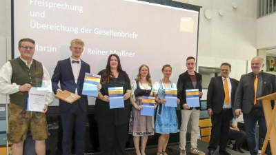 Freuten sich (von links): Jonas Pehl, Jeremias Schmidt, Johanna Kaldenbach, Mariella Schneider, Monika Strunz, Tobias Zolles sowie Reiner Meißner und Martin Brand. (Foto: Karl-Heinz Gisbertz)