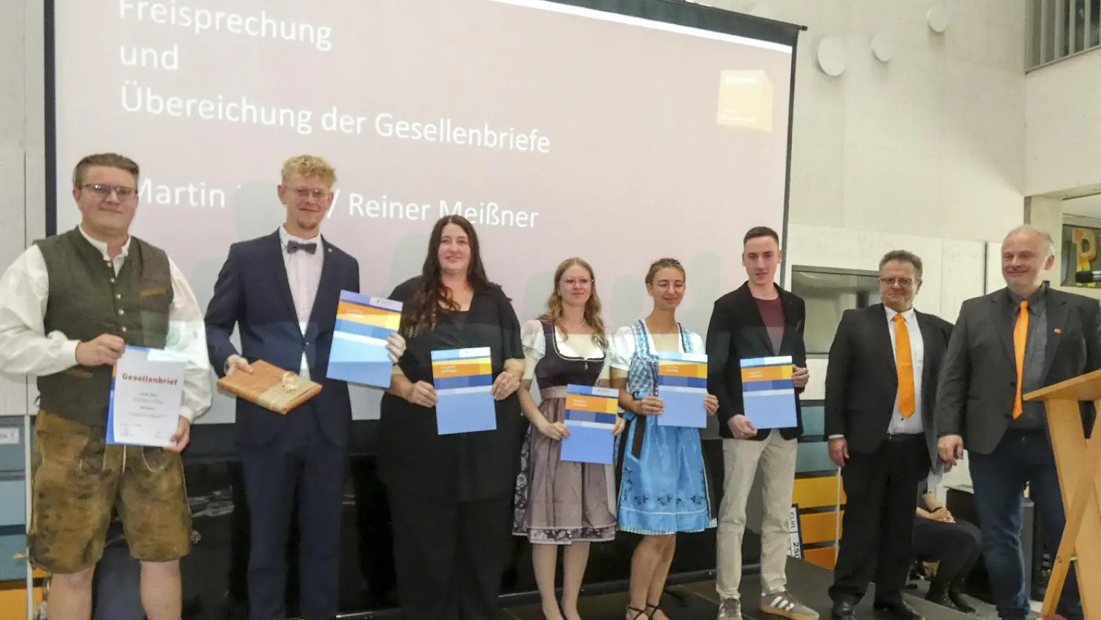 Freuten sich (von links): Jonas Pehl, Jeremias Schmidt, Johanna Kaldenbach, Mariella Schneider, Monika Strunz, Tobias Zolles sowie Reiner Meißner und Martin Brand. (Foto: Karl-Heinz Gisbertz)