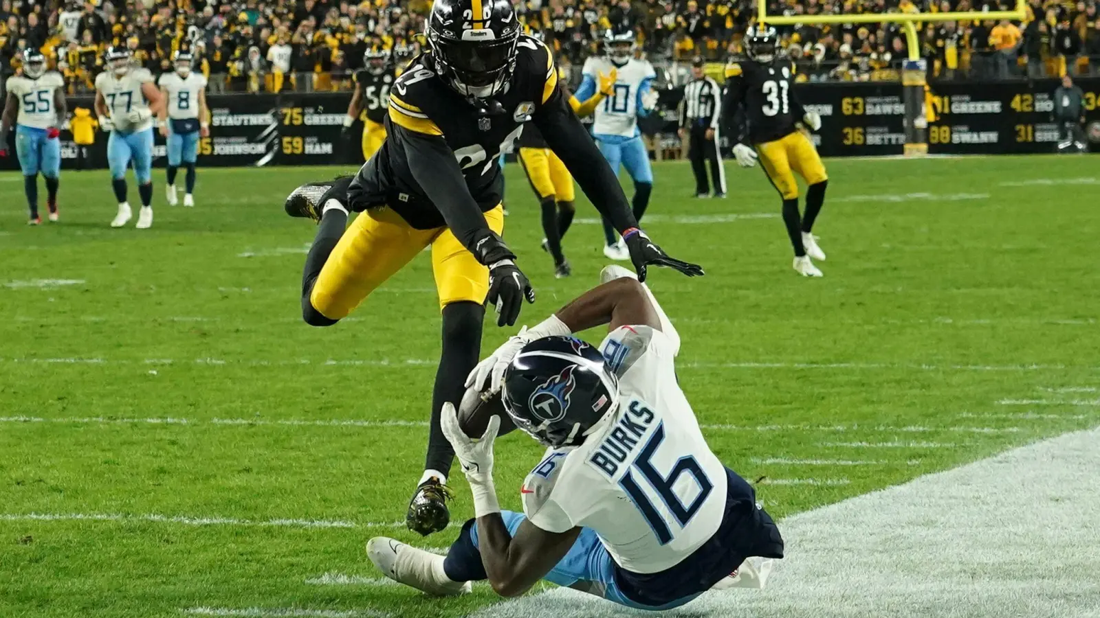 Tennessee Titans Wide Receiver Treylon Burks (16) sorgte für einen Schreckmoment. (Foto: Matt Freed/AP/dpa)