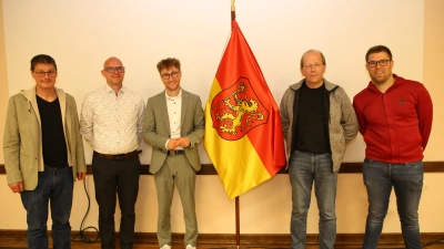 Bei einer Bürgerversammlung wurden in Ornbau verabschiedet (von links): Dr. Bernhard Göttler, Manuel Göttler, Bürgermeister Marco Meier, Gerhard Herrmann und Joseg Heumann jr. (Foto: Alexander Biernoth)
