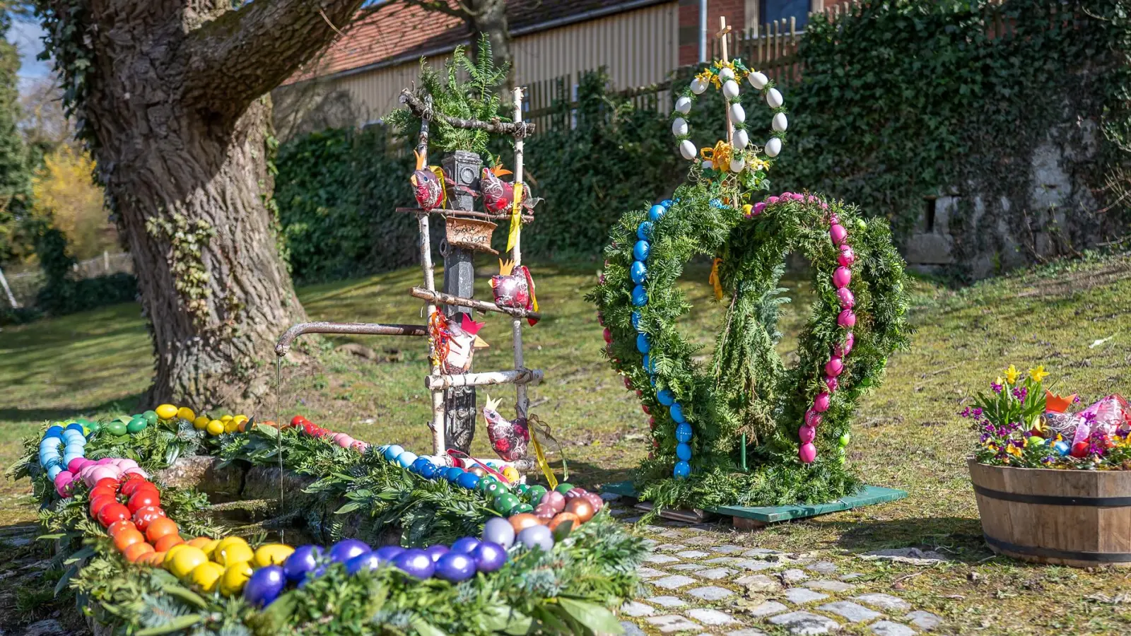 Dass auch kleinere Osterbrunnen ihre Schönheit haben können, beweist dieser Steinbrunnen in Custenlohr bei Uffenheim im Landkreis Neustadt an der Aisch-Bad Windsheim. (Foto: Mirko Fryska)