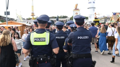 Die Polizei nahm einen 22-Jährigen nach einem TikTok-Stream von der Wiesen vorläufig fest. Hat er im Video eine Drohung gegen das Volksfest ausgesprochen? (Symbolbild) (Foto: Felix Hörhager/dpa)
