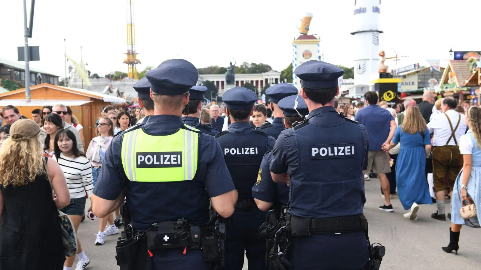Die Polizei nahm einen 22-Jährigen nach einem TikTok-Stream von der Wiesen vorläufig fest. Hat er im Video eine Drohung gegen das Volksfest ausgesprochen? (Symbolbild) (Foto: Felix Hörhager/dpa)