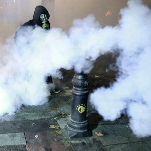 Georgien kommt nicht zur Ruhe: Ein Demonstrant mit einer Gasmaske steht in Tiflis in einer Tränengaswolke bei wütenden Protesten gegen die Entscheidung der Regierung, die Verhandlungen über den Beitritt zur Europäischen Union auszusetzen. (Foto: Zurab Tsertsvadze/AP/dpa)