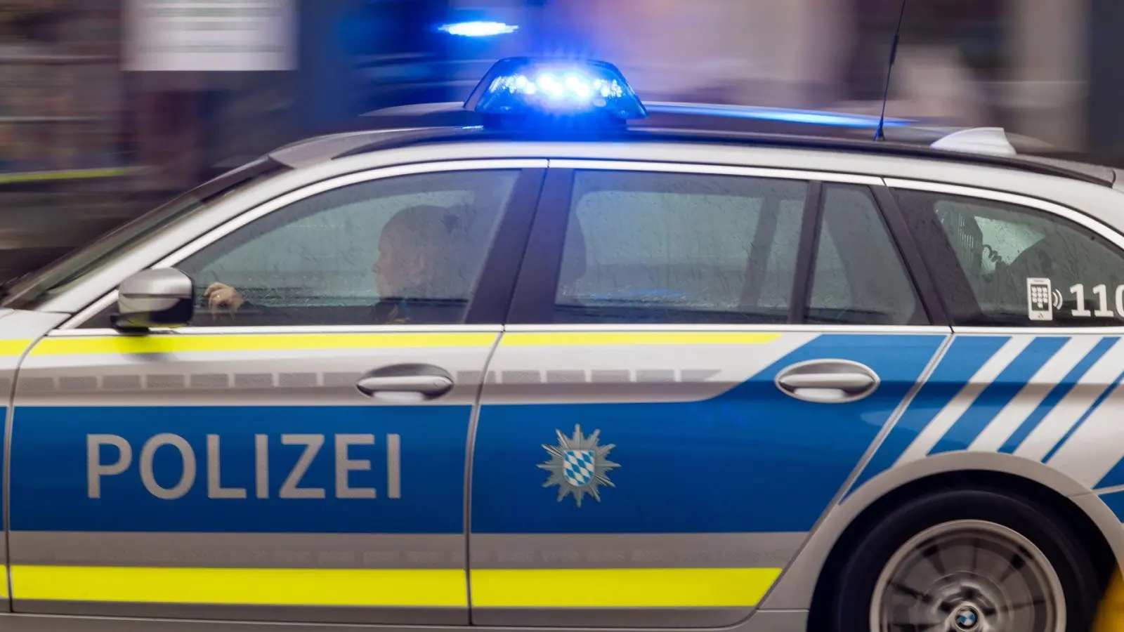 Die Polizei findet bei einer Verkehrskontrolle eine geladene Waffe und Drogen. (Symbolbild) (Foto: Peter Kneffel/dpa)