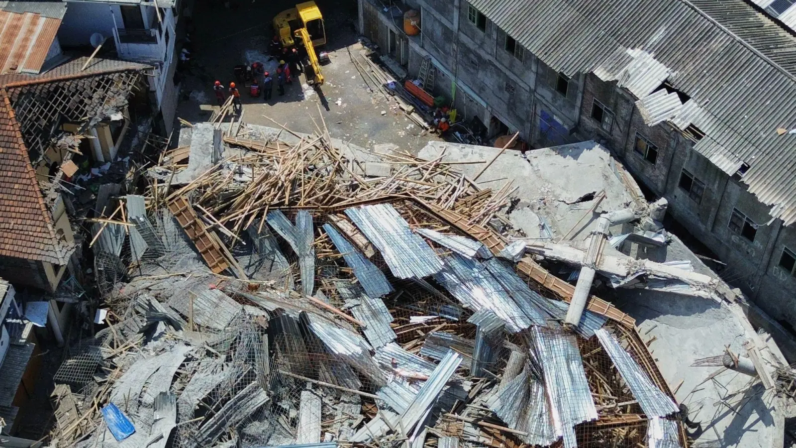 Das Unglück ereignete sich während des Gießens einer Betondecke (Foto: Trisnadi/AP/dpa)