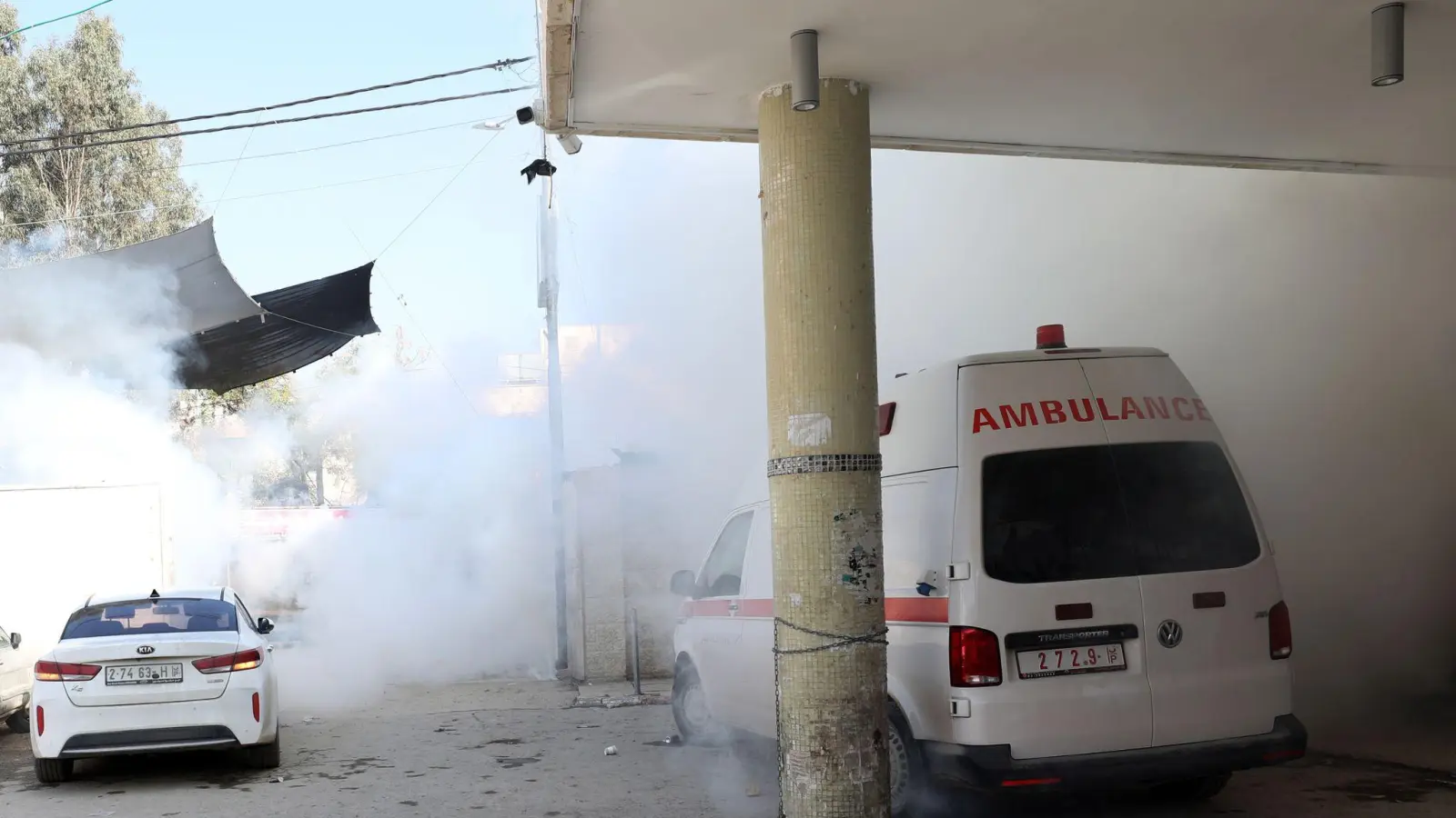 Bei Zusammenstößen zwischen palästinensischen Demonstranten und israelischen Soldaten wird neben einem Krankenhaus in Dschenin Tränengas freigesetzt. (Foto: Ayman Nobani/dpa)