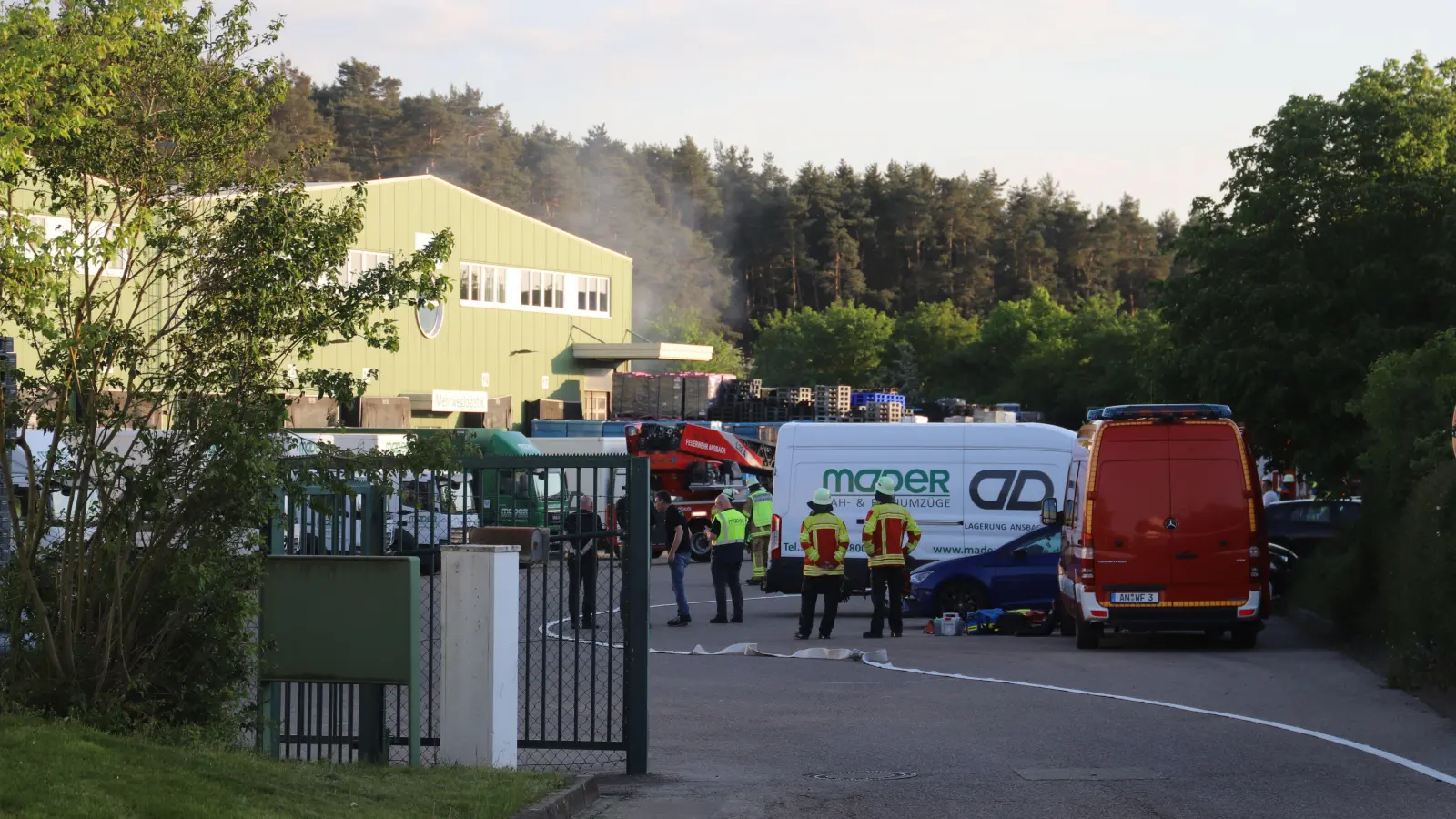 Das Übungsszenario der Feuerwehren bei der Johann-Mader-GmbH in Brodswinden sah einen Brand im Lagerhaus vor. (Foto: Oliver Herbst)