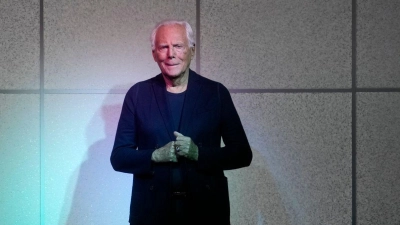 Der italienische Modedesigner Giorgio Armani bestückte die Mode auf der Mailänder Fashion Week in diesem Jahr mit floralen Mustern. (Foto: Luca Bruno/AP/dpa)