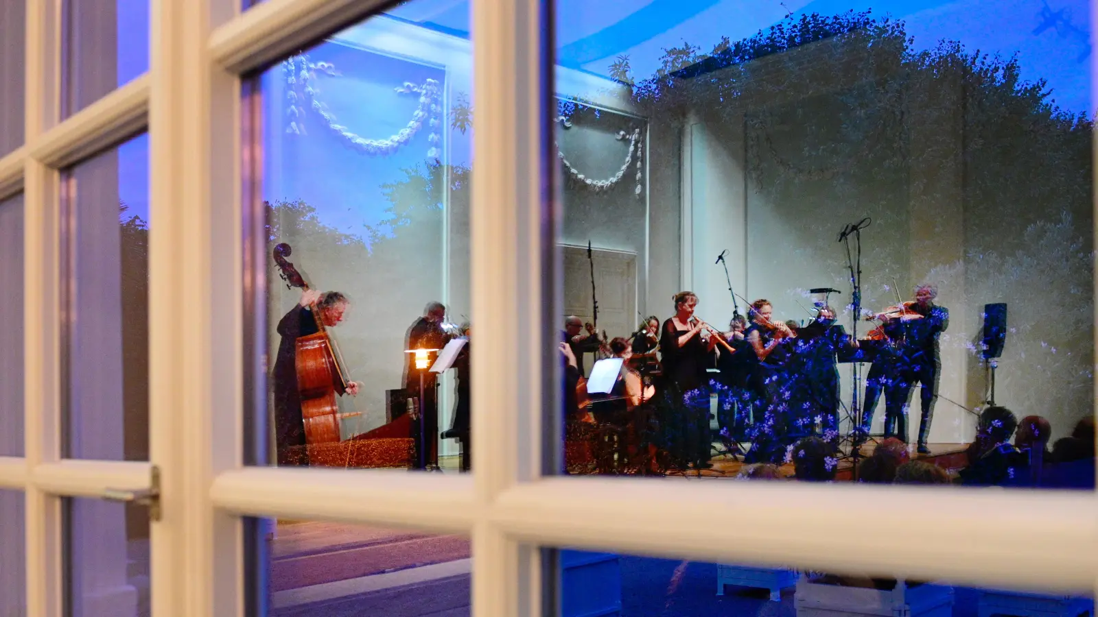 Gut gerahmt: das Freiburger Barockorchester beim Eröffnungskonzert in der Orangerie. (Foto: Jim Albright)