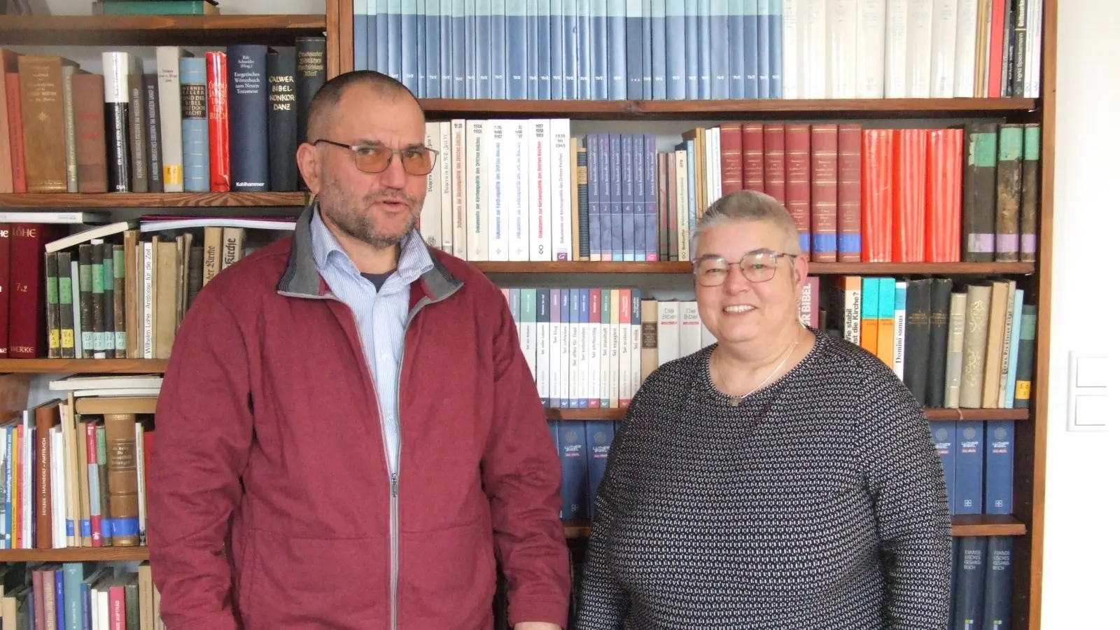 Im neuen großen Dekanat ist ein Agieren auf Augenhöhe wichtig. Da sind sich Dekanin Uta Lehner und Karl Neuberger, einer der Präsiden der Dekanatsynode, einig.  (Foto: Jasmin Kiendl)