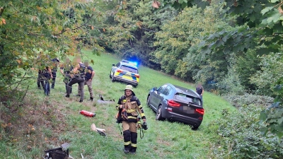 Nachdem er von der Straße abgekommen war, nahmen die Polizisten den Jugendlichen fest. (Foto: Helmuth Riedl/Zema Medien/dpa)