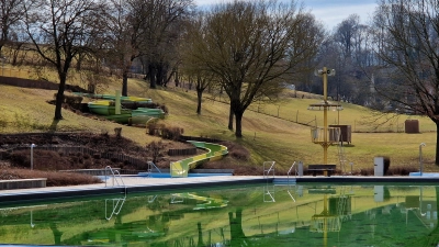 Das Lichtenauer Freibad im Wintermodus: Bevor die Vorbereitungen für die Sommer-Saison starten, hat der Gemeinderat eine neue Gebührensatzung beschlossen. (Foto: Andrea Walke)